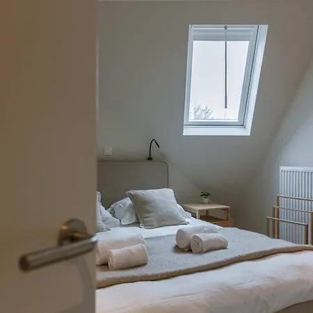Huswell - Spacious Top-floor With Private Parking Lägenhet