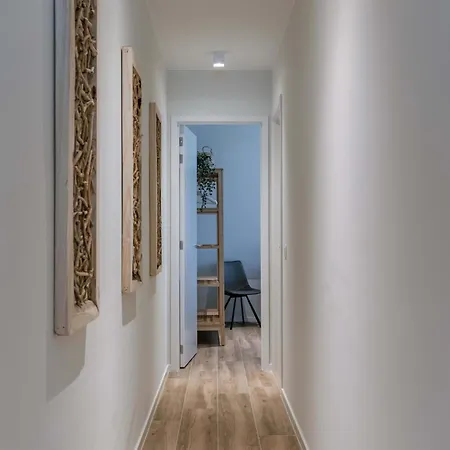 Huswell - Spacious Top-floor With Private Parking Lägenhet