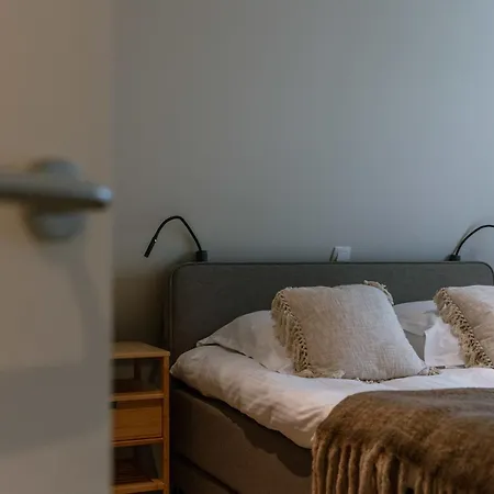 Lägenhet Huswell - Spacious Top-floor With Private Parking
