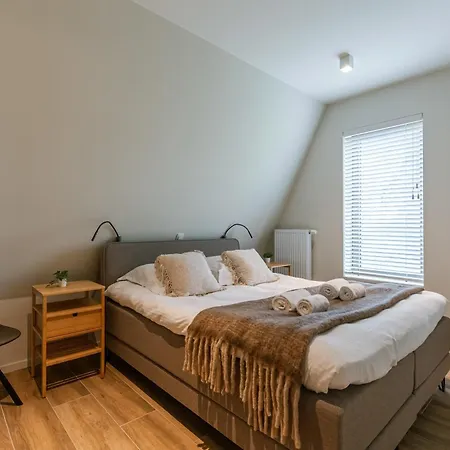 Huswell - Spacious Top-floor With Private Parking *