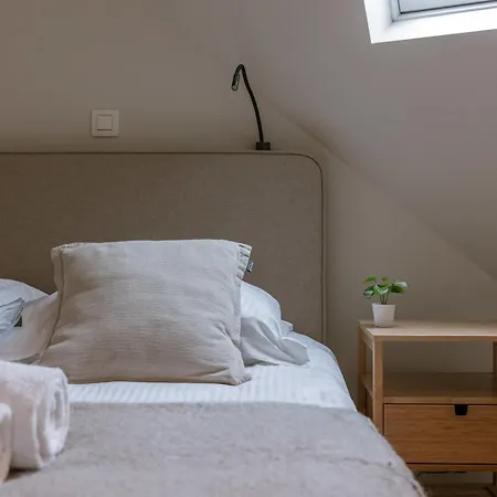 Lägenhet Huswell - Spacious Top-floor With Private Parking
