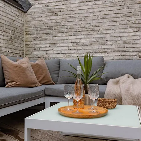 Huswell - Spacious Top-floor With Private Parking Lägenhet