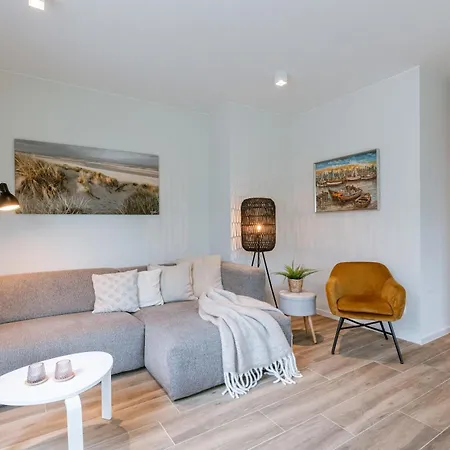 Huswell - Spacious Top-floor With Private Parking Lägenhet
