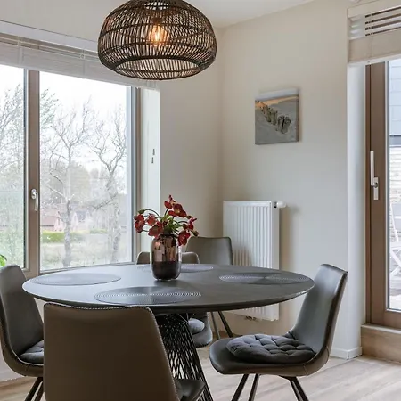 Lägenhet Huswell - Spacious Top-floor With Private Parking *