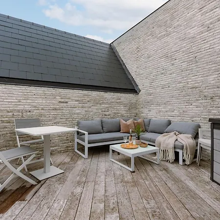 Huswell - Spacious Top-floor With Private Parking Lägenhet *